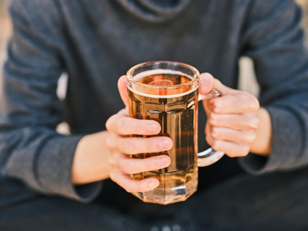 両手でビールを持つ様子