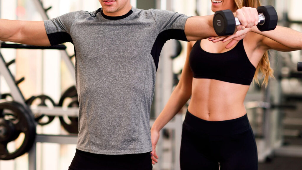 ジムに入会し、指導を受けトレーニングする男性