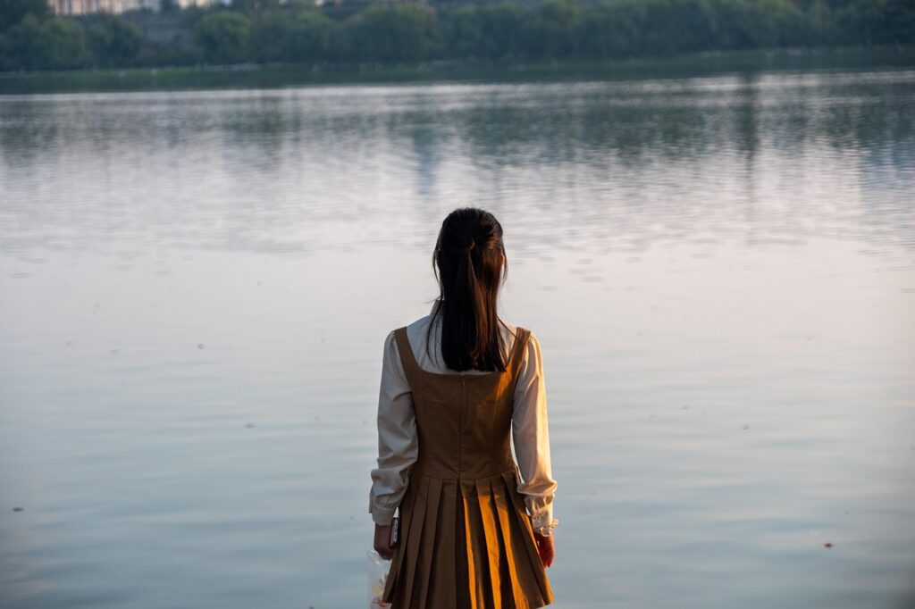 大切にしていた物を捨てすぎて、人生の生きがいを見失う様子