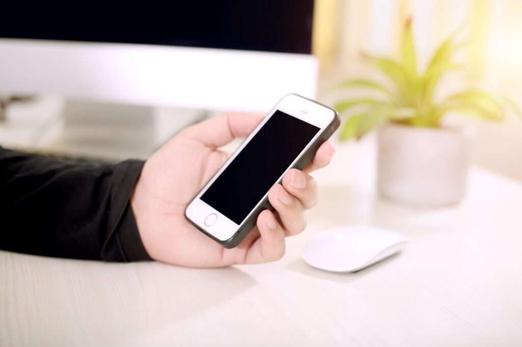 集中するため、スマートフォンの画面を消す男性