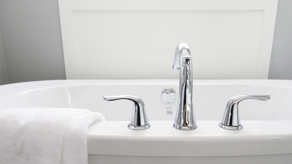 物が散らかっていない清潔感のある白いバスルーム